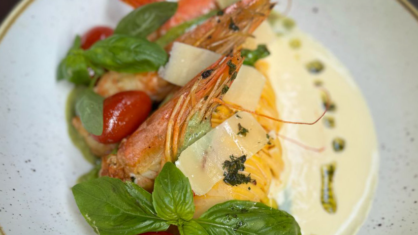 Gamberi alla Mediterrânea foi preparado especialmente para a data. Ele é um camarão grelhado finalizado no azeite de ervas com tomate confit e aspargos, servido com tagliolini ao limone e grana padano • Divulgação