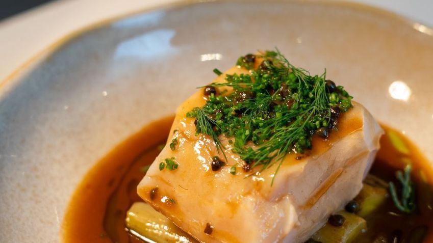 Pescado do dia com alho poró na brasa e missô • Cecília Boneberg