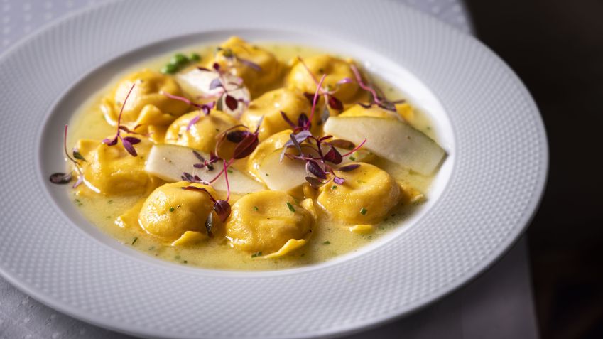 Ravioli di Brie e Pera al Tartufo, recheado de queijo brie e pera, servido com molho de manteiga de mel trufado é uma das sugestões do Piselli para o Dia das Mães • Marinho
