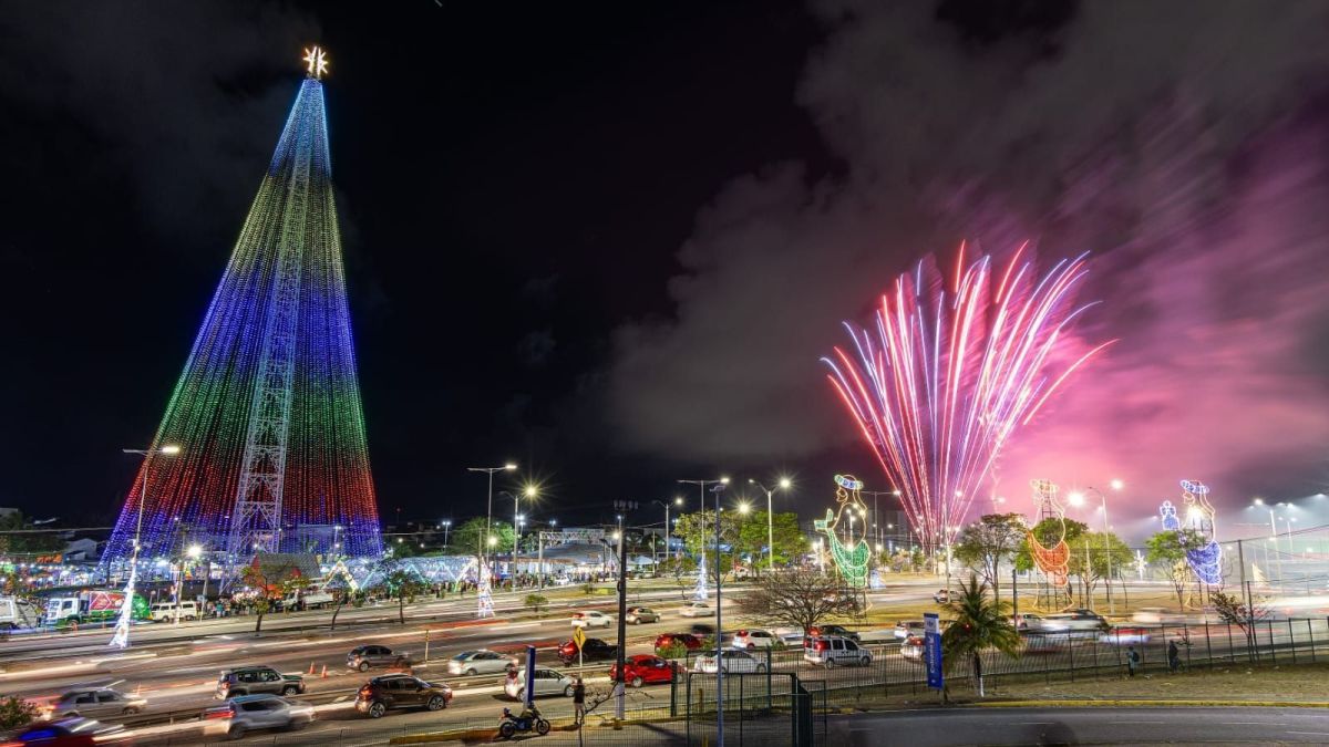 Árvore de 110 metros é acesa em Natal e abre programação natalina de 2025